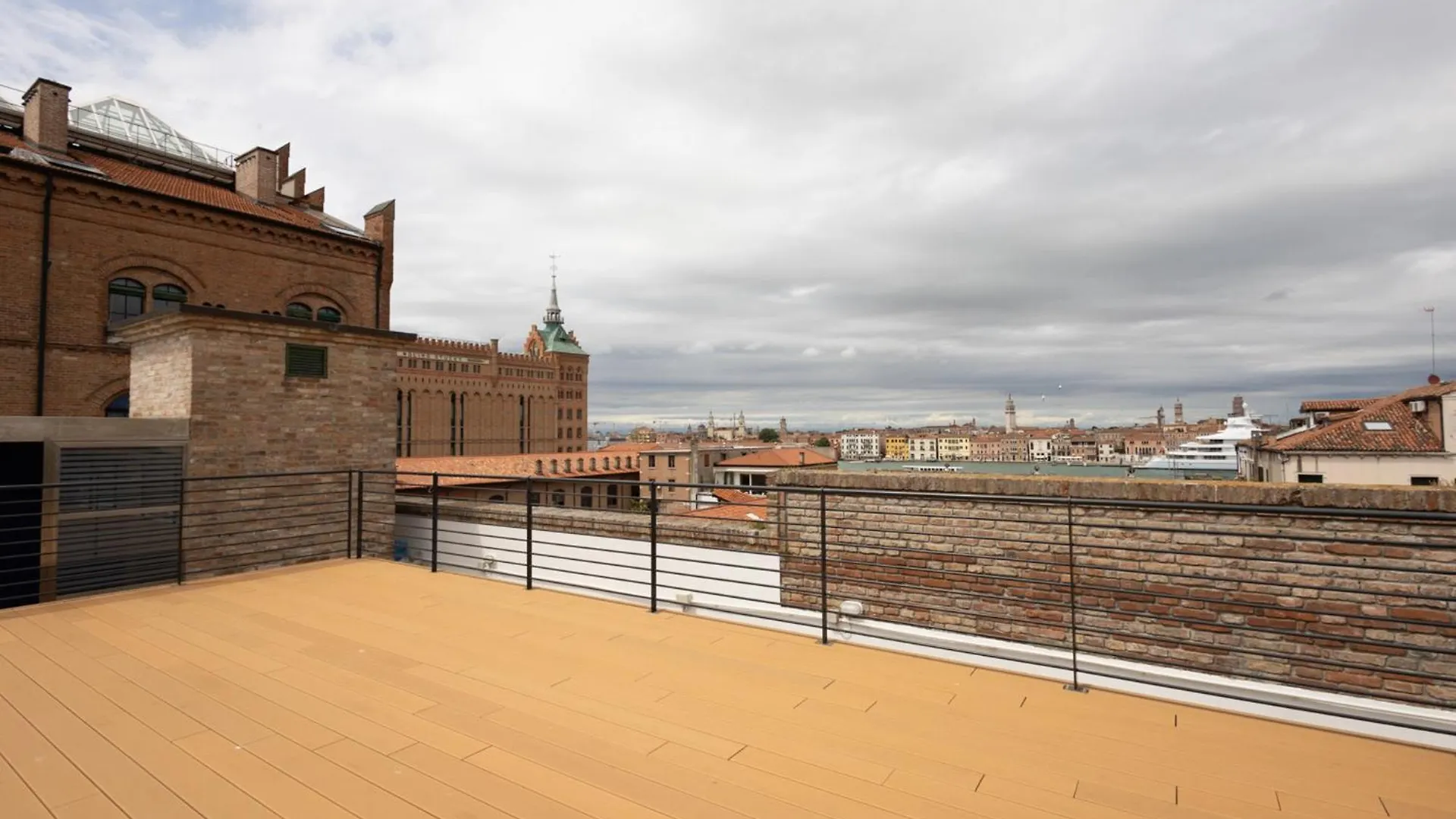 Venice Penthouse - Loft With Canal View